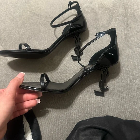 Yves Saint Laurent Black Patent Heels with Iconic Logo - Picture 5 of 7